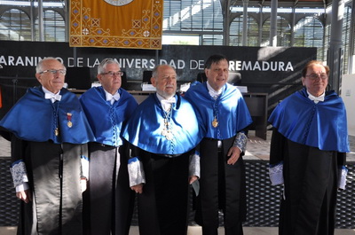 Alberto Fernández y el resto de doctores honoris causa investidos en el acto.