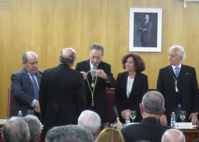 
El Presidente del Instituto de Academias de Andalucía, impone la medalla de miembro del Instituto a Enrique Hita Villaverde.
