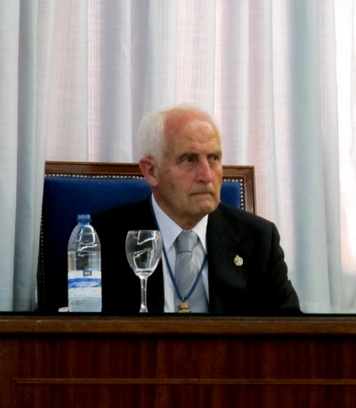 Alberto Ramos Cormenzana, padrino del nuevo académico, durante la lectura del discurso