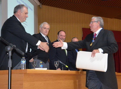 Andrés González Carmona, Presidente de la Sección de Matemáticas, felicita al nuevo académico.