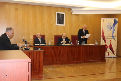 Luis Fermín Capitán Vallvey, Secretario General de la Academia, da lectura al acta de nombramiento como académico numerario.