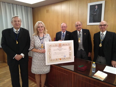 Entrega del Diploma y la medalla de académica a Lourdes Vega Fernández.