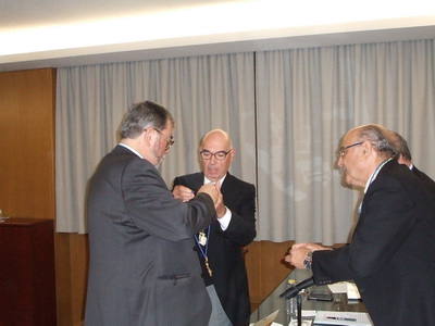 Entrega de la medalla de académico a Juan Manuel Salas Peregrín.