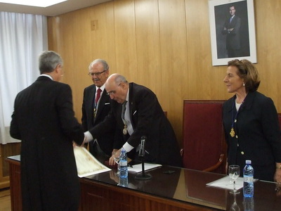 Juan Luis Ramos Martín recibe la medalla y el diploma de académico.