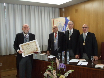 Francisco Valle Tendero recibe la medalla y el diploma de académico.