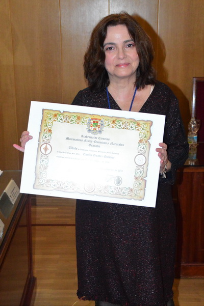 Emilia María Guadix Escobar con el diploma de académica.