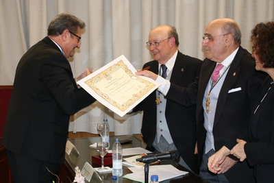 Luis Miguel Jiménez del Barco Jaldo recibe el diploma de académico.
