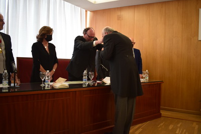 El Presidente de la Academia, Francisco González Lodeiro, impone la medalla a Ángel Delgado Mora.