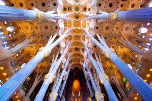 Interior-de-la-Sagrada-Familia-de-Gaudí-600x400