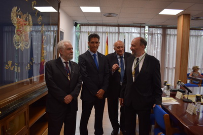 Eduardo Battaner López, Presidente de la Sección de Físico-Químicas,
Manuel Pérez Mendoza, Decano de la Facultad de Ciencias, 
Ángel Delgado Mora, Secretario General de la Academia, y
Francisco González Lodeiro, Presidente de la Academia.