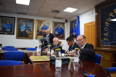 
Ángel Delgado Mora, Secretario General de la Academia, lee el nombramiento del nuevo académico,
Eduardo Battaner López, Presidente de la Sección de Físico-Químicas,
Manuel Pérez Mendoza, Decano de la Facultad de Ciencias, 
y
Francisco González Lodeiro, Presidente de la Academia.

