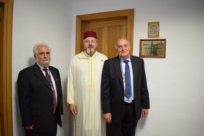 
Eduardo Battaner López, Presidente de la Sección de Físico-Químicas,
Mohamed Larbi Kerkeb, y
Ángel Delgado Mora, Secretario General de la Academia.