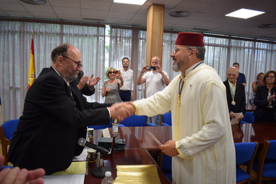 Francisco González Lodeiro recibe a Mohamed Larbi Kerkeb en la Academia.