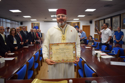 Mohamed Larbi Kerkeb con el diploma y la medalla de académico.