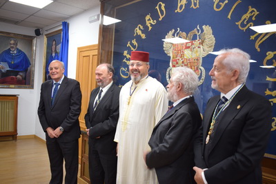 Ángel Delgado Mora, Secretario General de la Academia, 
Francisco González Lodeiro, Presidente de la Academia,
Mohamed Larbi Kerkeb, nuevo académico,
Eduardo Battaner López, Presidente de la Sección de Físico-Químicas, y
Fernando González Caballero, académico padrino.