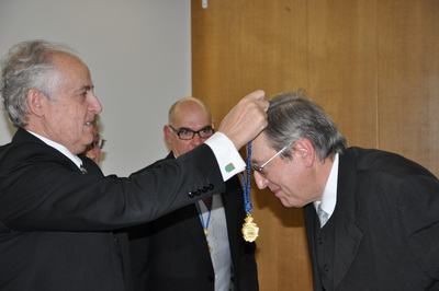  El Excmo. Sr. D. Fernando González Caballero, Presidente de la Academia, impone la medalla de académico al Ilmo. Sr. D. Roque Isidro Hidalgo Álvarez
