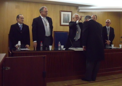 Fernando González Caballero, Presidente de la Academia, impone la medalla al nuevo académico