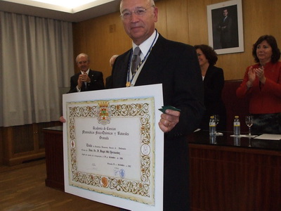Entrega del Diploma de académico a Ángel Gil Hernández.