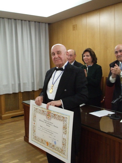 Miguel Giménez Yanguas con el diploma y la medalla de académico.