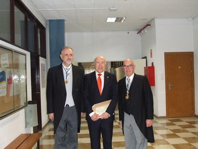 Mariano Gasca González entra al acto acompañado del Secretario General, Luis Fermín Capitán Vallvey, y el Presidente de la Sección de Matemáticas, Andrés González Carmona.