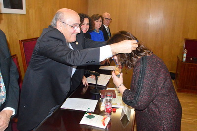 El presidente de la Academia impone la medalla de académica a Emilia María Guadix Escobar.