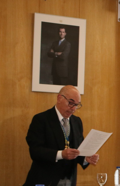 El Secretario General lee el acta del nombramiento como académico.