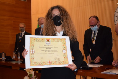 María Dolores Ruiz Medina con el Diploma de Académica de número.