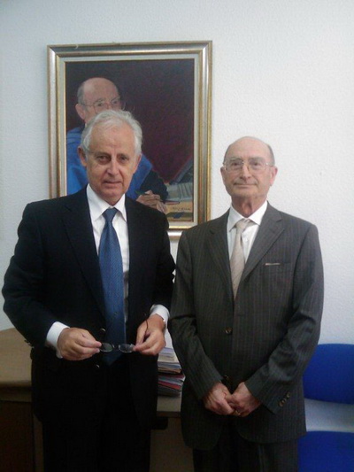 El Excmo. Sr. D. Gerardo Pardo Sánchez y el Excmo. Sr. D. Fernando González Caballero durante el acto de presentación del retrato