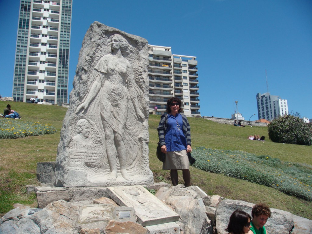 Milena Rodríguez en el Monumento a Alfonsina Storni, Mar del Plata, Argentina, 2011
