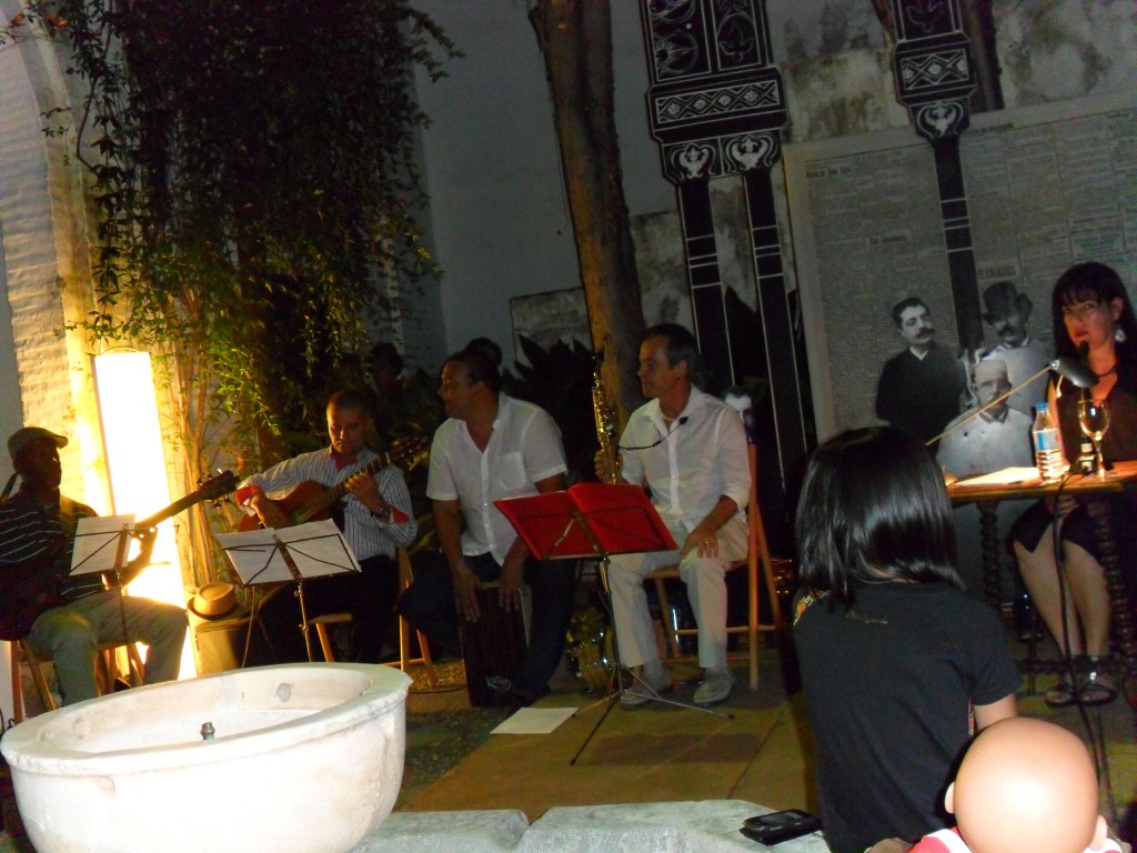 Los músicos F. Wilhelmi, M. Pérez, E. Lugones y Lázaro; y Milena Rodríguez, Recital Poesía en el Jardín, Casa de los Tiros, Granada, septiembre 2013